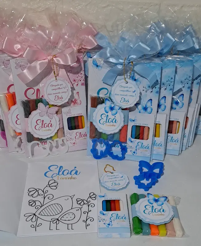 Kit Colorir com Livrinho, Giz, Massinha e 2 Cortadores